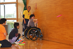 フライングディスク教室の様子の写真