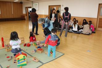 子育てサロンでこども達が遊んでるところ